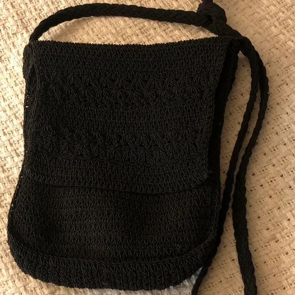 Black Crochet Crossbody Bag zipper and flap closure - Picture 6 of 6